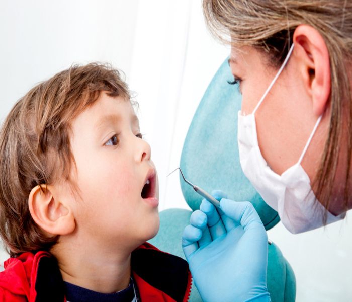 Niño en dentista